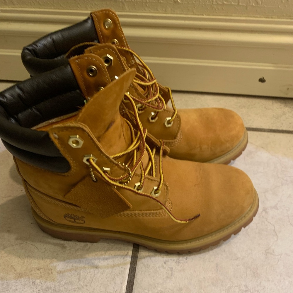 Women Timberland Wheat sz 6.5